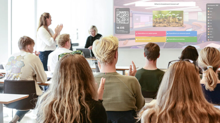 Faculty member leading a lecture with 168一分钟极速赛车官网 kahoot